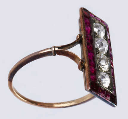 Кольцо из золота (по клейму 56), общим весом 3,24 грамма, содержит вставки из бриллиантов и рубинов